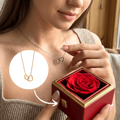 קופסת ורד האהבה עם שרשרת בחריטה אישית
